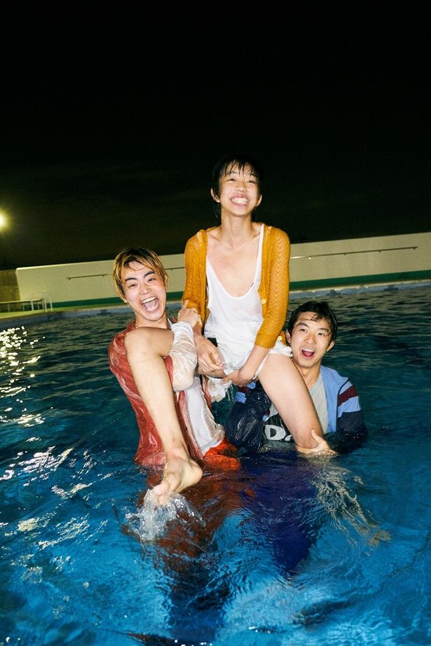 男3人、夜の学校でナイトプール!?