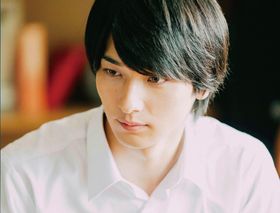 横浜は悲観主義の高校生、七草を演じている