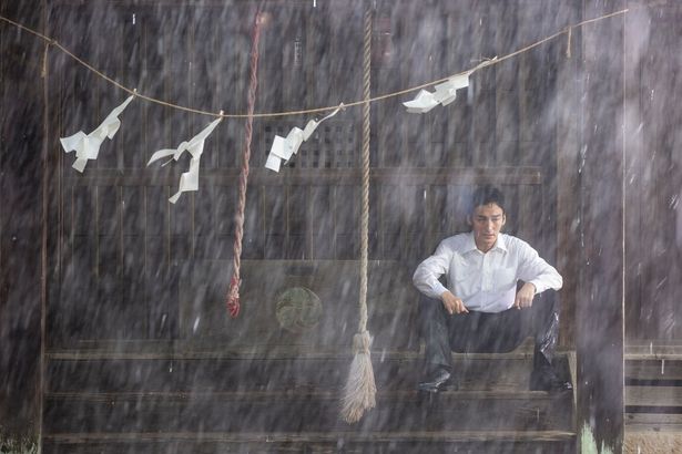 雨の中、座って考え込む姿もどこか情けない…