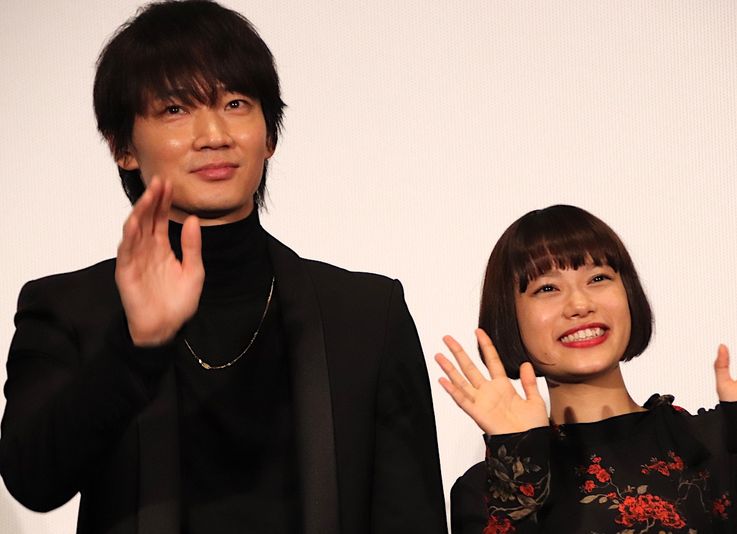 綾野剛の紳士ぶりを杉咲花が暴露、綾野は大照れ！