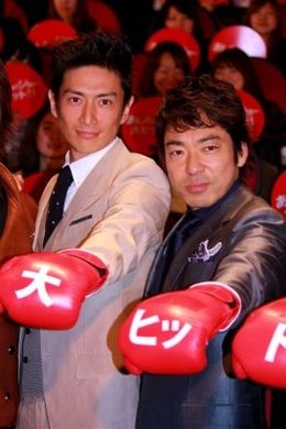 『あしたのジョー』初日舞台挨拶に登壇した伊勢谷友介と香川照之(右)