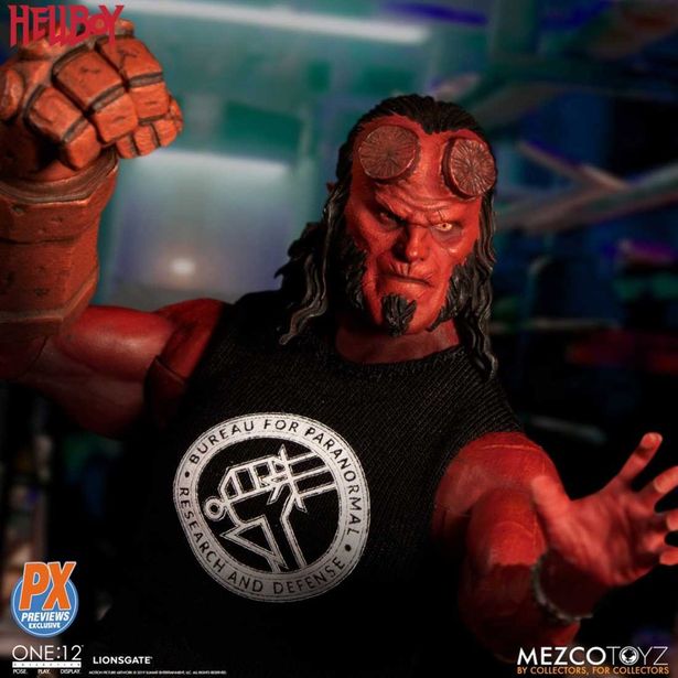 所属組織のロゴ入りの洋服も(「ワン12コレクティブ/ HELLBOY: ヘルボーイ 1/12 アクションフィギュア アヌン・ウン・ラーマ ver」)