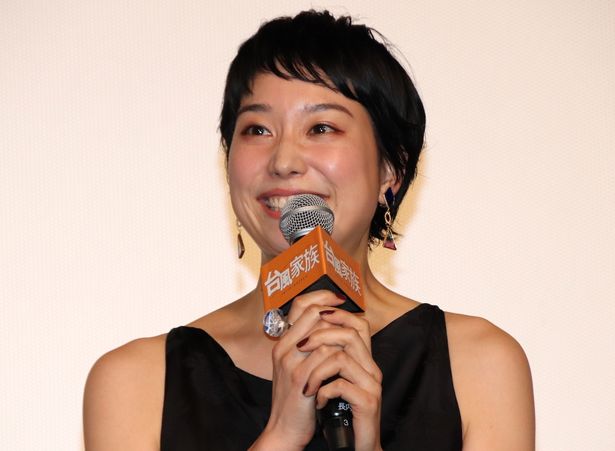 舞台挨拶に登壇した長内映里香