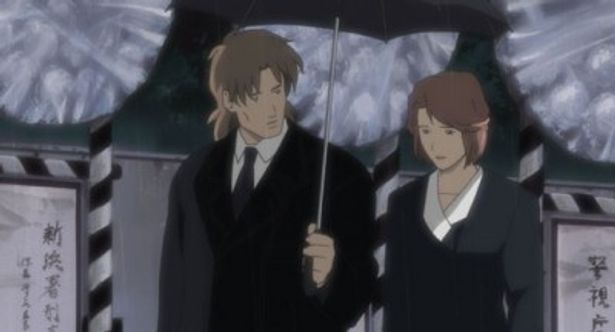 葬儀に出席するトグサ。隣りの女性は？