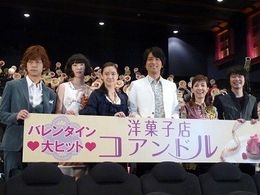 映画「洋菓子店コアンドル」の初日舞台あいさつに登場した深川栄洋監督、江口のりこ、蒼井優、江口洋介、戸田恵子、尾上寛之（写真左から）
