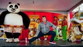 赤ちゃんパンダ命名式に出席したジャック・ブラックはカンフーポーズを披露
