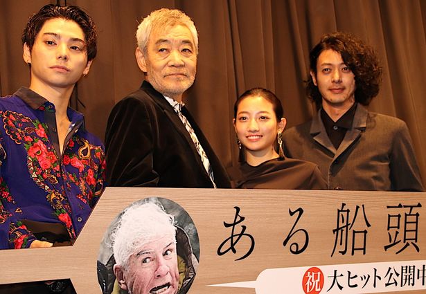 【写真を見る】村上虹郎は個性派ファッション！『ある船頭の話』初日舞台挨拶の様子