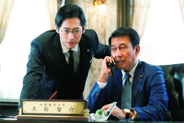 記憶喪失に陥る内閣総理大臣、黒田啓介(中井貴一)と有能な秘書官、井坂(ディーン・フジオカ)