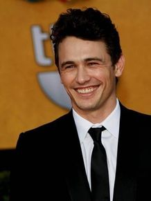 視聴率低迷に悩むアカデミー協会は、若手俳優を司会者に起用することで若年層の視聴率アップに期待