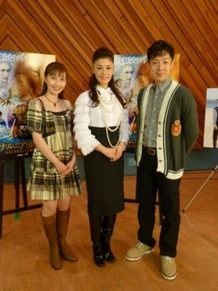 左から、はいだしょうこ、大地真央、尾上菊之助