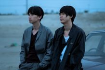 恭一役の大倉と今ヶ瀬役の成田が海辺で静かに海を見つめる場面写真も到着