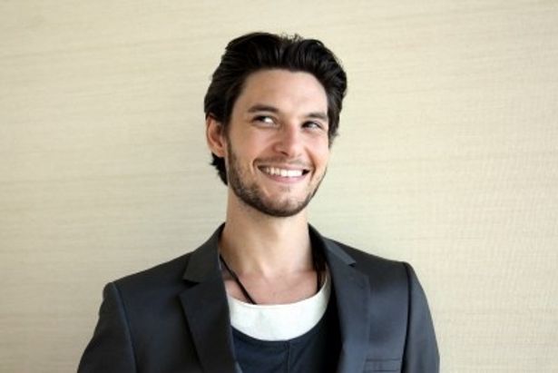 【写真をもっと見る】無防備な笑顔もイケてるベン・バーンズ