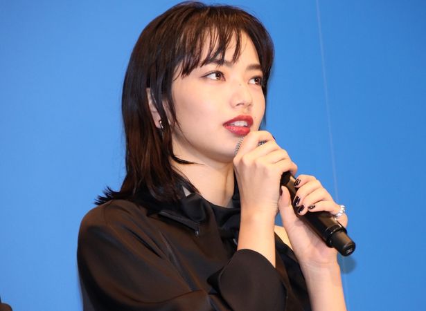 舞台挨拶に登壇した小松菜奈