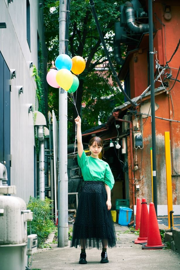【写真を見る】「ジョーカーの緑髪を意識してトップスに入れました♪」というファッションにも注目！