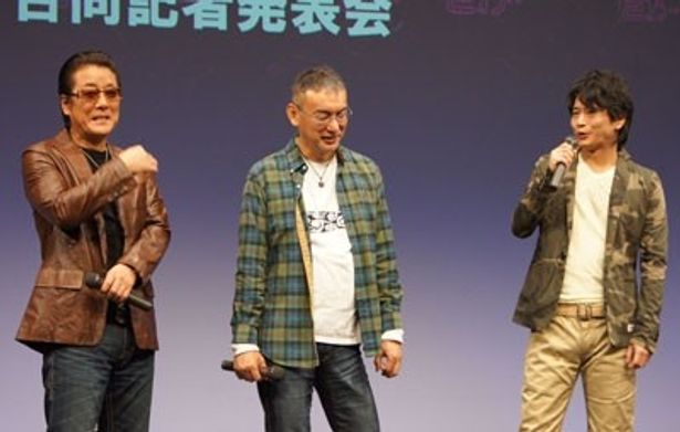 記者発表会には萩原聖人、白竜のふたりのほか、原作者の福本伸行（中央）も登場