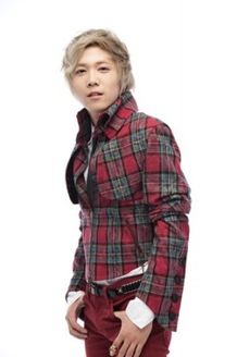 FTISLANDではボーカルだが、「美男＜イケメン＞ですね」ではドラマー役に挑戦したイ・ホンギ