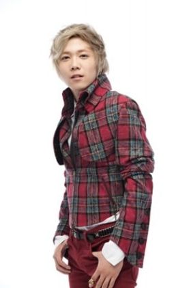 FTISLANDではボーカルだが、「美男＜イケメン＞ですね」ではドラマー役に挑戦したイ・ホンギ