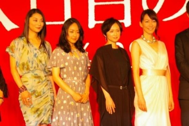 出演者の4人に成島監督は「現場ではみんなほぼスッピンだったのに、今日はこんな綺麗でドキドキしている」と、再会を喜んだ