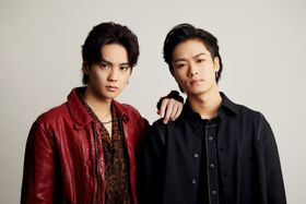 鋭くクールな視線にドキッ…！