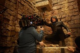 【写真を見る】タロン・エガートンが新生“ロビン・フッド”に！アクションシーンは必見！