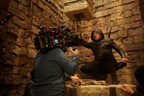 【写真を見る】タロン・エガートンが新生“ロビン・フッド”に！アクションシーンは必見！