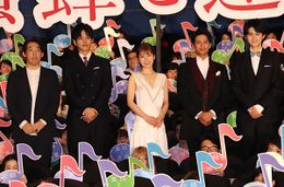 松岡茉優、言葉に詰まる鈴鹿央士を優しくフォロー