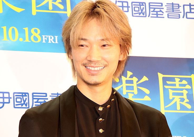 綾野剛が新宿の書店に現れ、街の人々もビックリ！