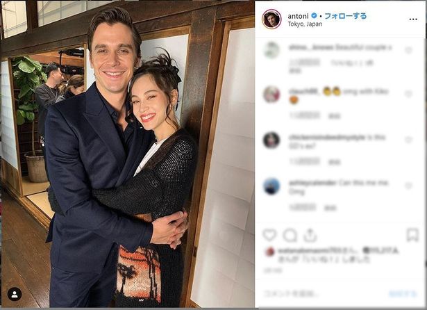 水原希子と笑顔でハグ