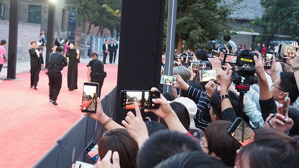 中国で大人気の三吉彩花、ファン熱狂の模様！