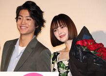 22歳の誕生日を迎えた玉城にバラの花束をプレゼント！