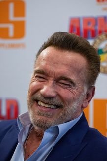 シュワちゃんの息子たちが共に22歳に