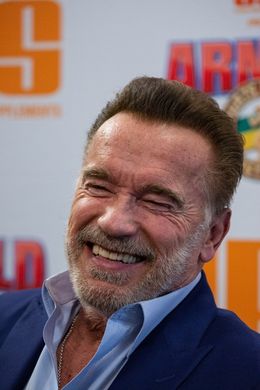 シュワちゃんの息子たちが共に22歳に