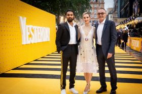 『イエスタデイ』のダニー・ボイル監督と、主演のヒメーシュ・パテル、ヒロインを務めたリリー・ジェームズ