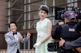 マルチに活動するのんがレトロなドレスに身を包む！ 