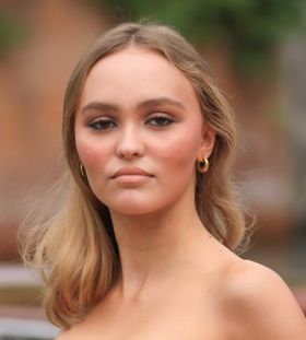 リリー＝ローズ・デップがスーパーモデルの誕生日パーティに参加