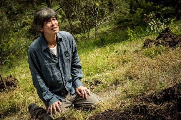佐藤浩市は集落で孤立していく男・善次郎を演じる