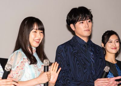 『殺さない彼と死なない彼女』の完成披露舞台挨拶に登壇した間宮祥太朗と桜井日奈子