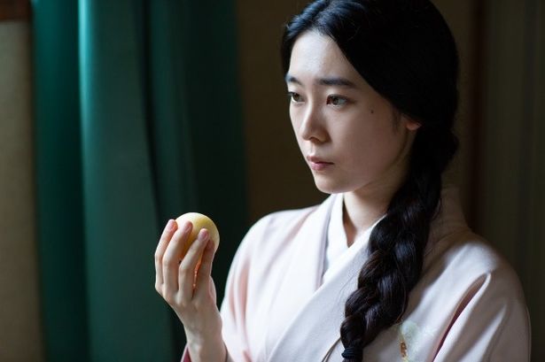 旅館の女将で依頼者の姉、津川里奈(津川理奈)