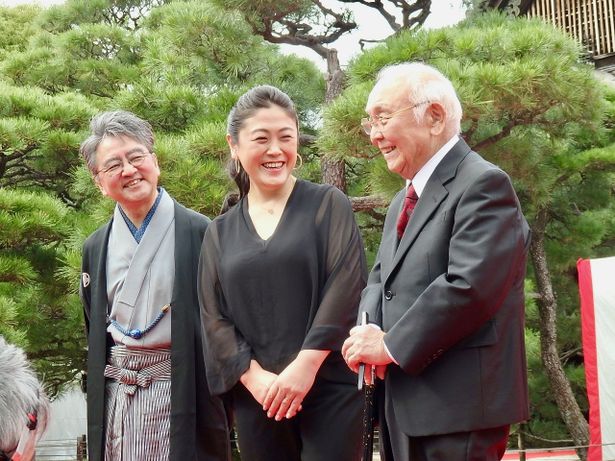 牧野省三賞の授与式に登場する真由子(中央)と中村伊知哉実行委員長(左)、中島貞夫名誉実行委員長(右)