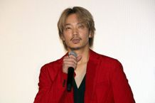 中村豪士役の綾野剛