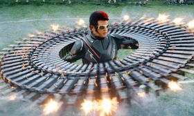 2本の手でどう撃ってる!?ハチャメチャなおじさんロボット"チッティ"が帰ってきた！(『ロボット2.0』) 