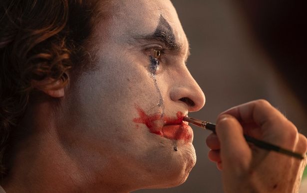 映画ではメイクのシーンもあるので、参考にしてみて！(『ジョーカー』)