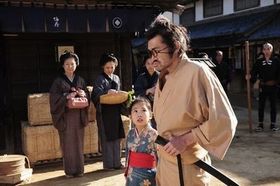 侍として戦うことを拒絶し、刀を捨てた野見勘十郎(野見隆明)とその娘たえ(熊田聖亜)は行くあてもない流浪の旅を続けている