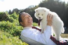 本人は大の犬好きの小日向文世が、名前に反して犬嫌いの犬飼役を演じる