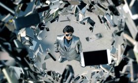 宙に舞うスマホの攻撃にロボットが立ち向かう！