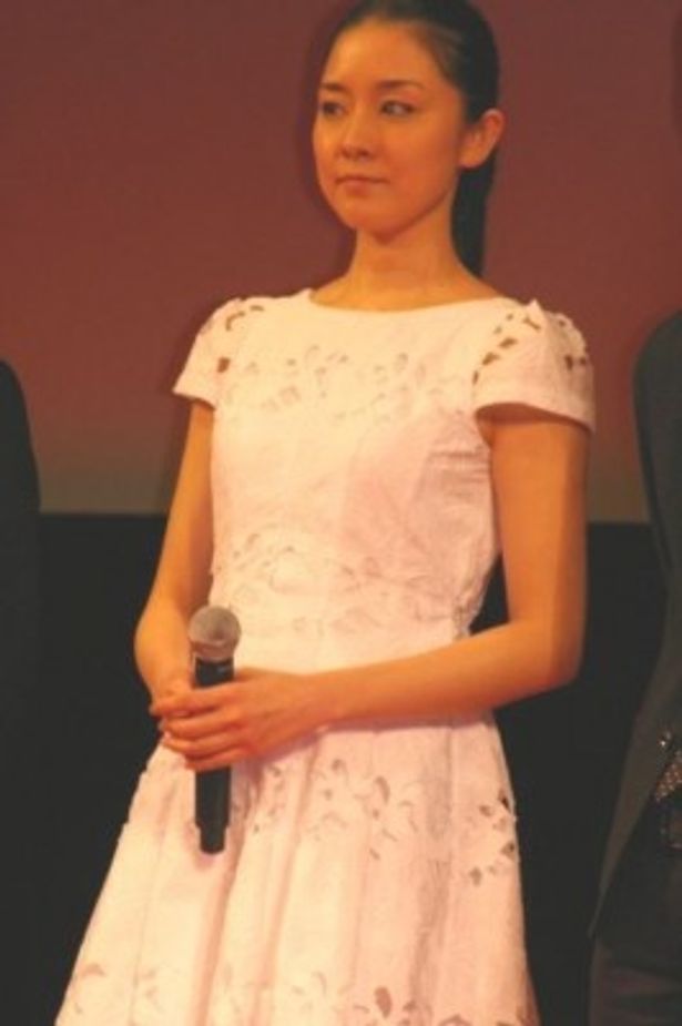 登壇者が黒の服装で決めている中、一人だけ白い服装で登場し「気まずい」と反省した伊藤歩