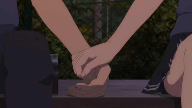 重なる手と手…