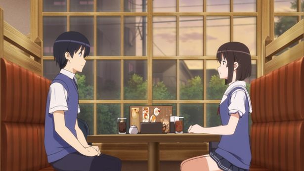 カフェで打ち合わせをする倫也と恵