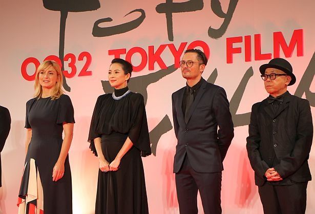 コンペティション部門国際審査委員のチャン・ツィイー(写真左から2人目)や廣木隆一監督(写真右)が出席