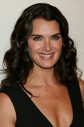 17年前は自然な笑顔だが…